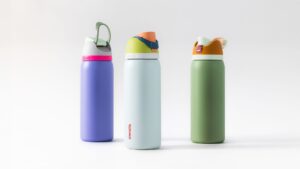 Custom Owala FreeSip style insulated water bottles featuring dopamine color-blocking lids, manufactured by Elengic for private mold customization