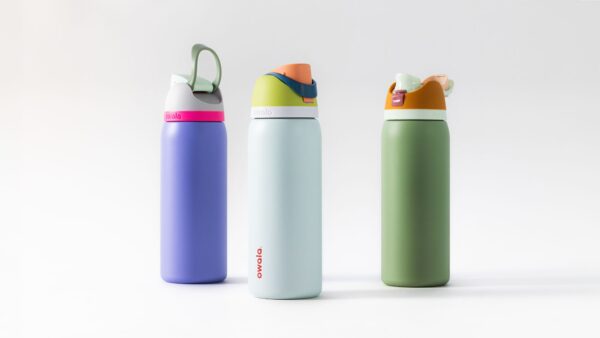 Custom Owala FreeSip style insulated water bottles featuring dopamine color-blocking lids, manufactured by Elengic for private mold customization